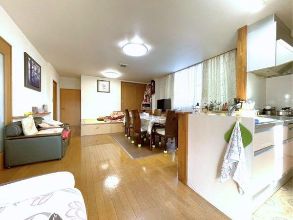 明磧　店舗付き中古住宅の居間・リビング|広々としたLDK