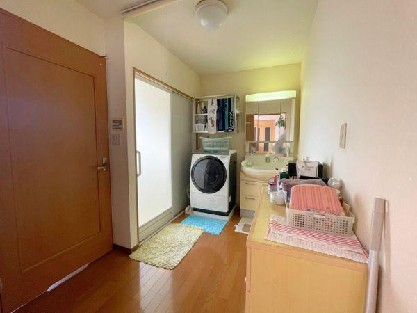 明磧　店舗付き中古住宅の独立洗面台|ゆとりある広さの洗面室