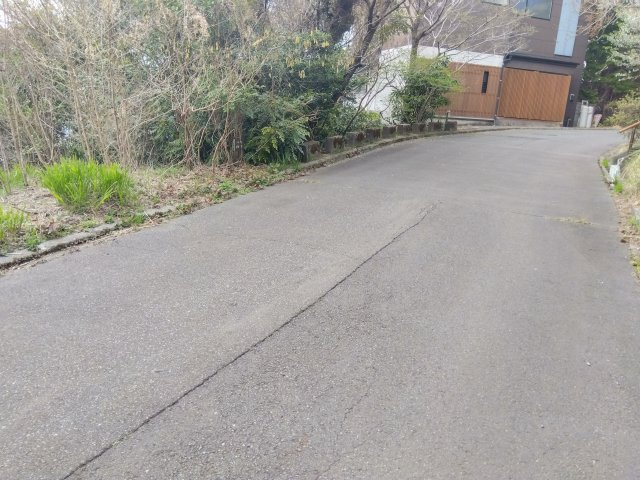 売土地　田方郡函南町平井の前面道路含む現地写真|南箱根ダイヤランドの別荘地内です。別荘地内には多数の施設があります。レストラン・プール・多目的ホールなど♪