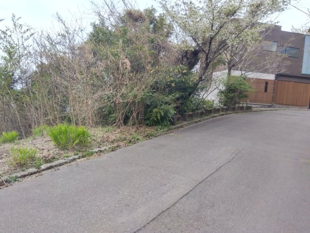 売土地　田方郡函南町平井の前面道路含む現地写真|前面道路・間口ともに広々としています。熱函道路まで車で10分です。三島市街地、函南や伊豆までのアクセス良好です。