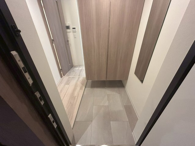 コンフォリア・リヴ本町WEST Qの玄関