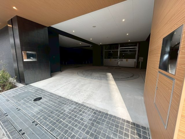 コンフォリア・リヴ本町WEST Qの駐車場