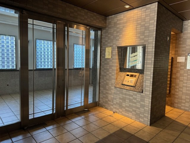 ルイシャトレ三田のエントランス