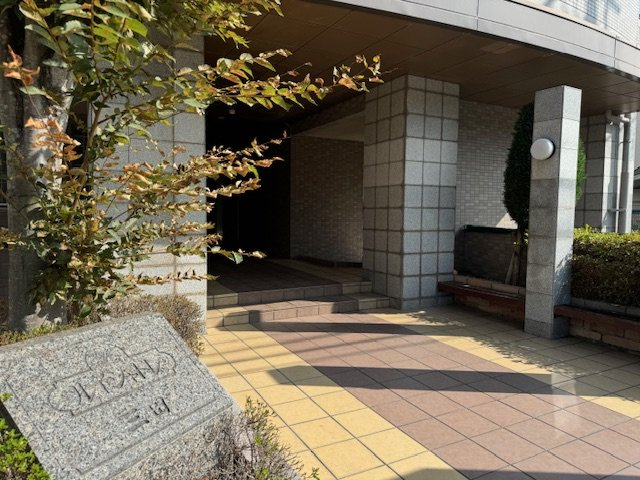 ルイシャトレ三田のエントランス