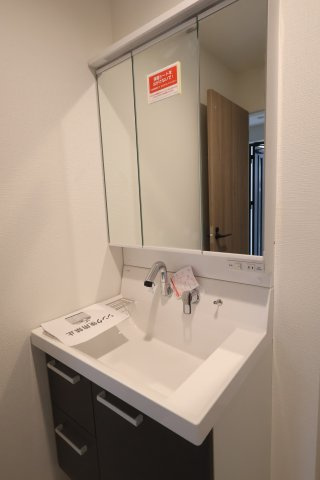 《仲介手数料無料》練馬区南大泉１丁目32-14(全1戸)新築一戸建てリナージュの独立洗面台|撮影日 2025年10月16日 15:40 曇り