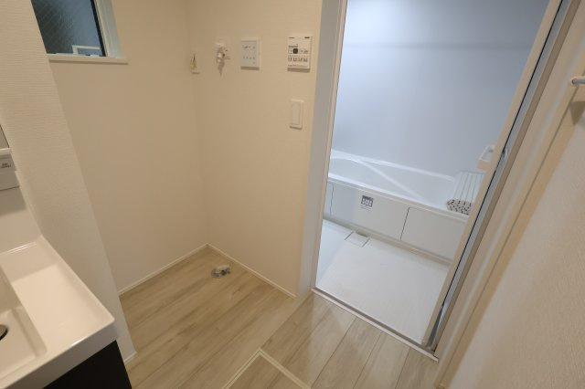 【ランドリースペース】 | 《仲介手数料無料》練馬区南大泉１丁目32-14(全1戸)新築一戸建てリナージュ | 撮影日 2025年10月16日 15:40 曇り