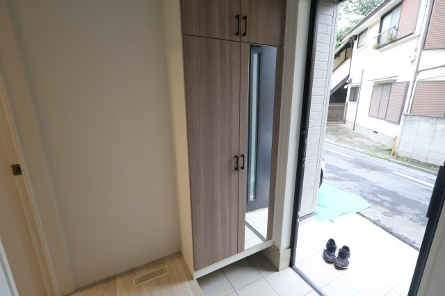 《仲介手数料無料》練馬区南大泉１丁目32-14(全1戸)新築一戸建てリナージュの玄関|撮影日 2025年10月16日 15:40 曇り