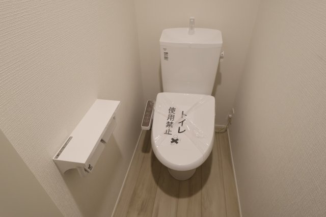 【トイレ】 | 《仲介手数料無料》練馬区南大泉１丁目32-14(全1戸)新築一戸建てリナージュ | 撮影日 2025年10月16日 15:40 曇り