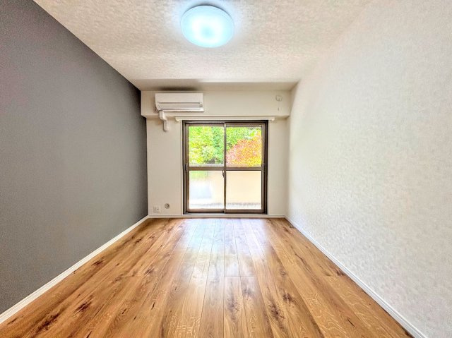 東戸塚グリーンハイツの洋室|◆柔らかい陽光が差し込む明るいお部屋を演出する設計。彩光の取れる窓が気持ちの良いお部屋を創り上げます。