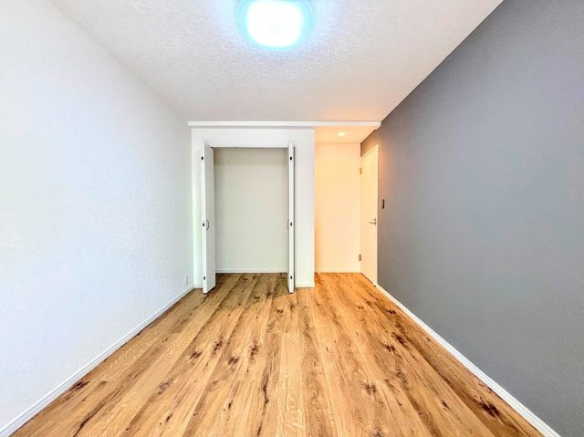 東戸塚グリーンハイツの洋室|◆室内はいつも明るい印象なので気持ちの良い朝を迎えられます。各部屋にはクローゼットを完備しており、収納が多いお家はすっきりして快適空間です。