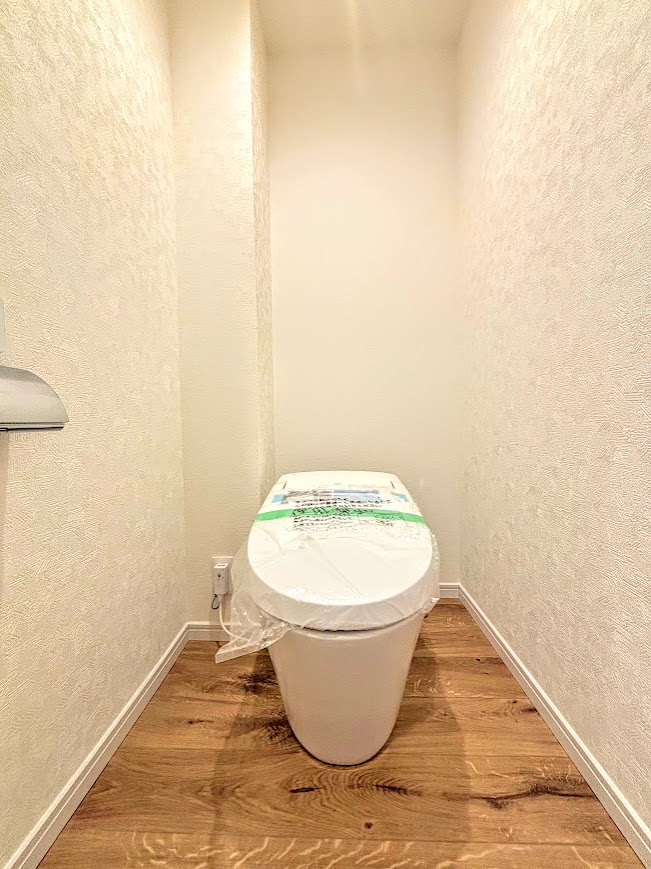 東戸塚グリーンハイツのトイレ|◆清潔感のある白を基調とした落ち着ける空間。小窓をもうけていますので、こもりやすい空気の入れ替えも簡単に行えますね！