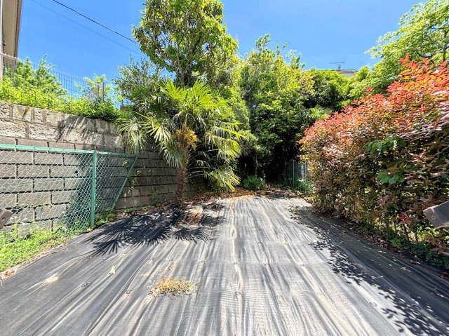 東戸塚グリーンハイツの庭|◆お手入れのしやすいちょうどよいサイズ感のお庭付き。植栽や家庭菜園等多目的にご利用いただけるプライベート空間。