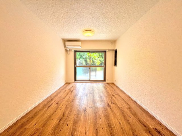 東戸塚グリーンハイツの居間・リビング|◆家族で食卓を囲むダイニングスペースと、ソファでゆったりくつろぐリビングスペースがしっかり区切られているので家具の配置や用途を使いわけしやすいです。