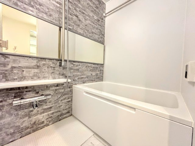 東戸塚グリーンハイツの浴室|◆モダンデザインの空間が気持ちよさを高めてくれるバスルーム。すっきりとした清潔感の中に都会的なセンスが感じられ、心身をリフレッシュできる寛ぎを深めてくれるスペースです。