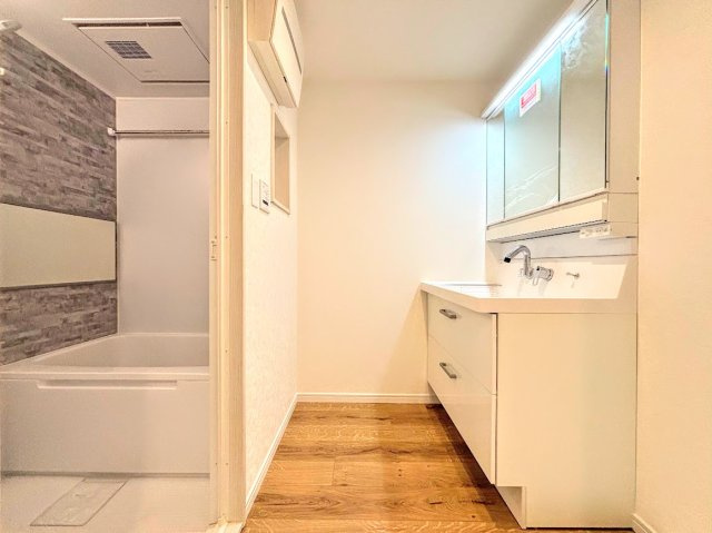 東戸塚グリーンハイツの洗面所|◆毎日使う場所だから、機能的で使いやすさに配慮したパウダールーム。すっきりと使えるように収納も豊富にご用意しています。