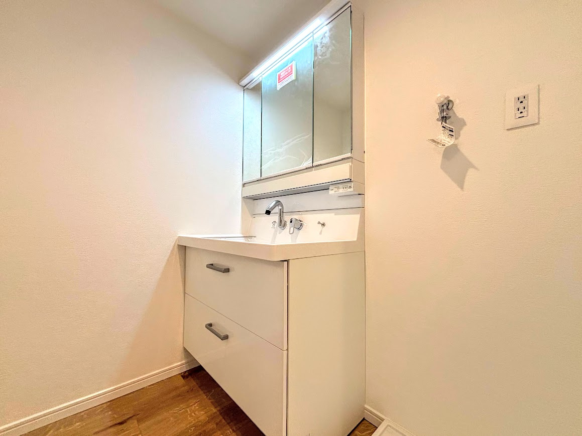 東戸塚グリーンハイツの独立洗面台|◆三面鏡裏や、シンクしたにも多数収納を備えた、広々とした洗面化粧台。窓のある明るい洗面所で毎日の身支度も気持ち良くお使い頂けます。