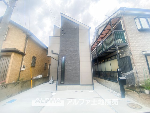 昭島市宮沢町2丁目新築戸建の外観|【House of the Sun】
◆明るい家◆太陽の温かな光がお家全体を照らす。そこには目を輝かせ笑顔で見つめてくれる君がいて、「ただいま」の言葉がこだまする。そんな君の瞳に恋している。