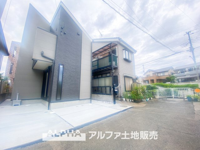 昭島市宮沢町2丁目新築戸建の外観|【outward appearance】
◆時を忘れる場所◆みんなが集い、食事と楽しい会話が始まる。話に夢中になり、ついつい時を忘れ夜半過ぎになってしまう。そんな束の間の幸せを感じさせてくれる場所。