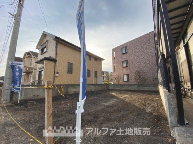 昭島市宮沢町2丁目新築戸建の外観|【The situation】
◆シチュエーション◆リビングルームのドアを開くと、窓から飛び込むのは緑と光の風光明媚な景色。僕の目に映るは、ここで家族と会話をワイワイガヤガヤ楽しんでいる様子。