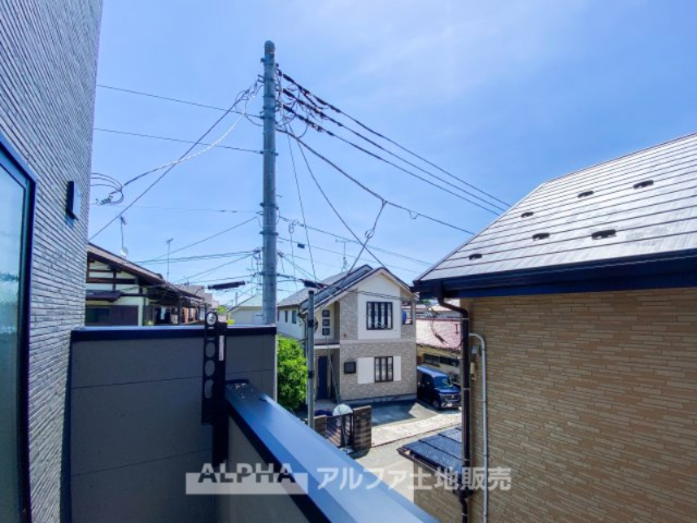 昭島市宮沢町2丁目新築戸建の展望|【terrace】
◆テラス◆夜空の向こう、そっと部屋の明かりを消すと窓の向こうには星空と街のスクリーンが広がる。そこはかとなく窓辺に佇み、賑わう星空を眺めながら家族と楽しむひと時も捨てがたい。