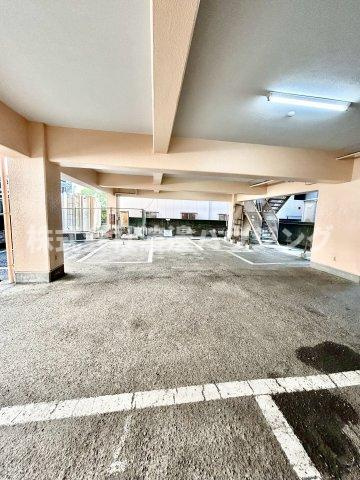ファミリア江坂の駐車場