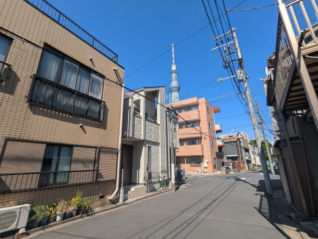 墨田区押上１丁目の戸建の前面道路含む現地写真