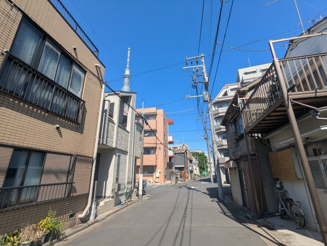 墨田区押上１丁目の戸建の前面道路含む現地写真