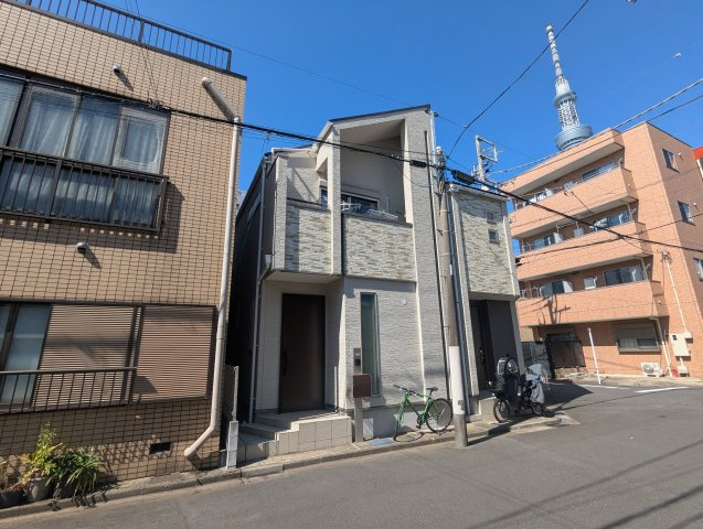 墨田区押上１丁目の戸建の前面道路含む現地写真