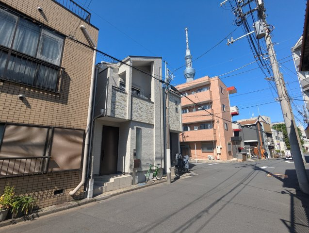 墨田区押上１丁目の戸建の前面道路含む現地写真