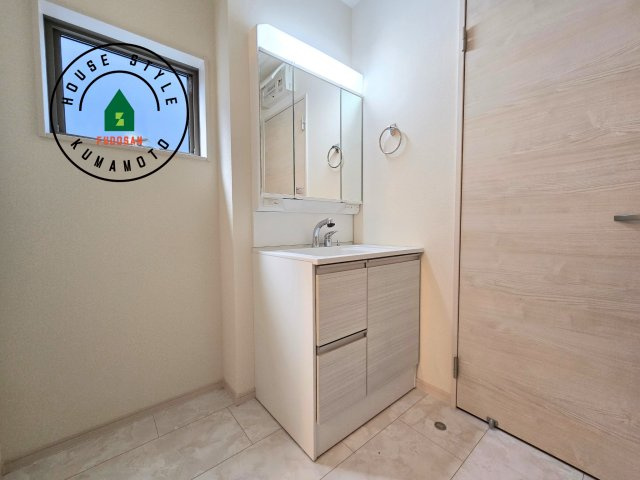 熊本市東区昭和町第3-3棟（1号棟）の独立洗面台|毎日使うものだから清潔な空間を保ちたい水回り。洗面にはそんな願いを解消させてくれる収納アイデアが満載です。三面鏡の裏側にはキャビネットが現れ小物から背の高い物まで収納できます。