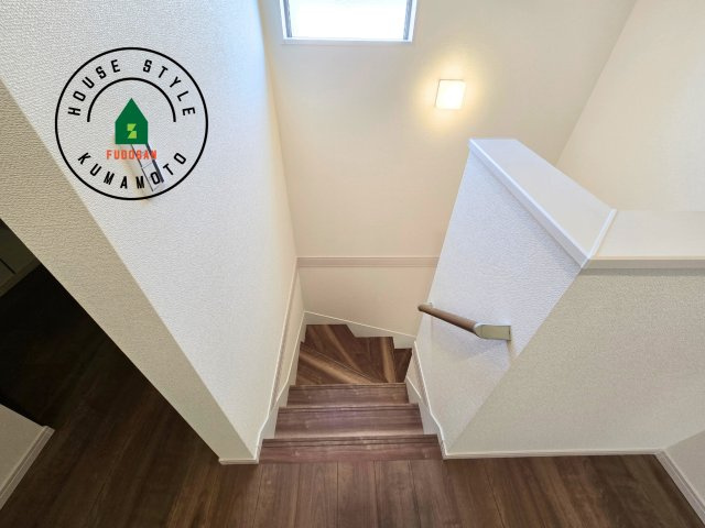 熊本市東区昭和町第3-3棟（1号棟）の内装|＜手すり付階段＞手すりがないと階段の昇り降りで危険なことはもちろん、壁に手をつきながら歩くことで壁紙が汚れやすくなります。すべての方に快適に昇り降りしていただくため、手すりを設置しました。