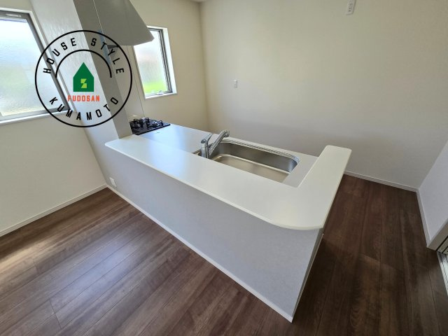 熊本市東区昭和町第3-3棟（1号棟）のダイニング|キッチンから立ち込める香りが今日の料理を期待させます。