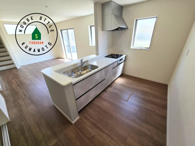 熊本市東区昭和町第3-3棟（1号棟）のキッチン|ダイニングテーブルへの配膳がラクラク、お料理はかどるカウンター付きシステムキッチン！