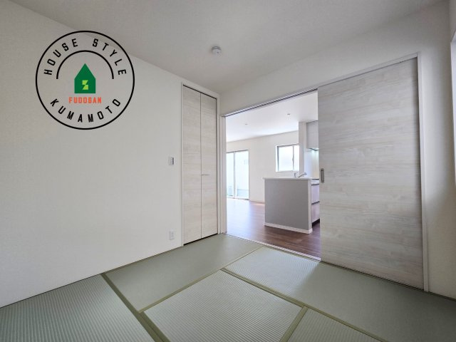 熊本市東区昭和町第3-3棟（1号棟）の和室|和室を上手に活用すると暮らし方の幅が広がります。例えば普段は開け放して、子供の小さいうちはお昼寝や遊びのスペースに。畳はソフトなので転んでもケガをしにくく安心です