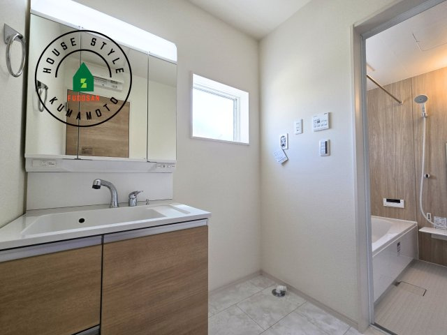 熊本市東区昭和町第3-3棟（2号棟）の脱衣所|ゆとりの洗面スペースで朝の身支度もスムーズに。暮らしを快適に変えるシャワー付洗面台です！