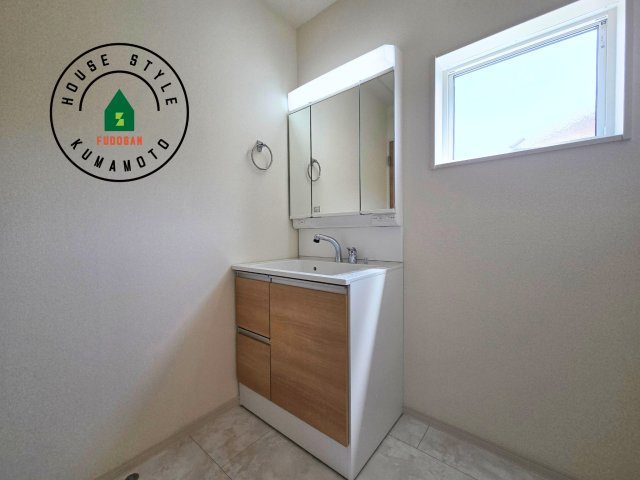 熊本市東区昭和町第3-3棟（2号棟）の独立洗面台|毎日使うものだから清潔な空間を保ちたい水回り。洗面にはそんな願いを解消させてくれる収納アイデアが満載です。三面鏡の裏側にはキャビネットが現れ小物から背の高い物まで収納できます。