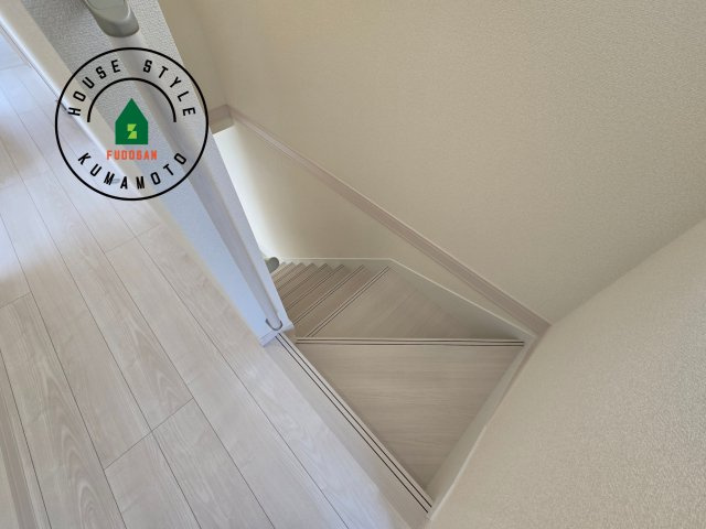 熊本市東区昭和町第3-3棟（2号棟）の内装|＜手すり付階段＞手すりがないと階段の昇り降りで危険なことはもちろん、壁に手をつきながら歩くことで壁紙が汚れやすくなります。すべての方に快適に昇り降りしていただくため、手すりを設置しました。