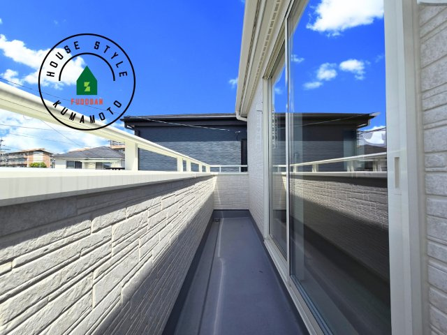 熊本市東区昭和町第3-3棟（2号棟）のバルコニー|風をしっかりと感じられるバルコニーでは、毎日が洗濯日和です。広々としているので洗濯も楽しくなるでしょうし、気分転換にバルコニーからの眺めを楽しむのもいいでしょう。