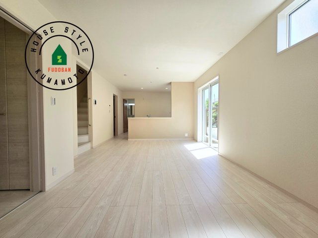 熊本市東区昭和町第3-3棟（2号棟）の居間・リビング|明るく開放的なリビングダイニングは豊かな陽光が注ぎ込み、やすらぎの空間を演出してくれます。ご家族で楽しいひとときをお過ごし下さい。