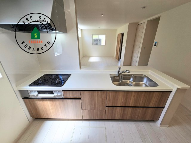 熊本市東区昭和町第3-3棟（2号棟）のキッチン|ご家族を近くに感じられる対面キッチンのLDK。会話もはずみそうですね。