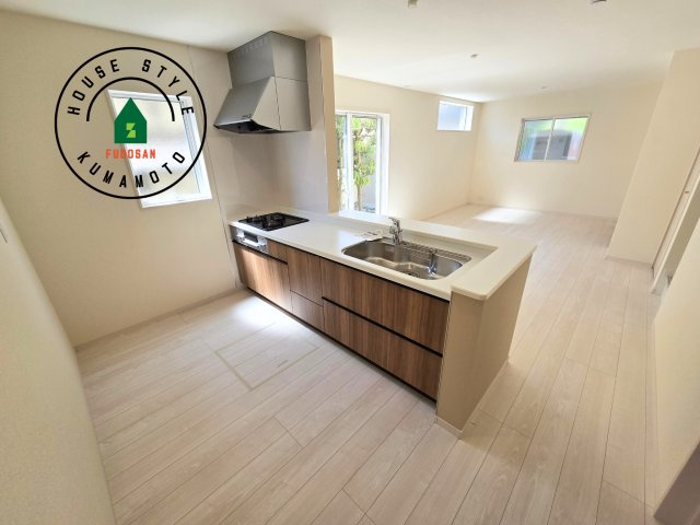 熊本市東区昭和町第3-3棟（2号棟）のキッチン|ダイニングテーブルへの配膳がラクラク、お料理はかどるカウンター付きシステムキッチン！