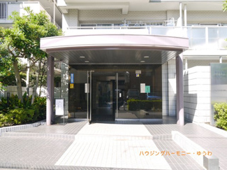 【その他共用部分】 | タイル敷きの開放感あるエントランスは、バリアフリー仕様です。