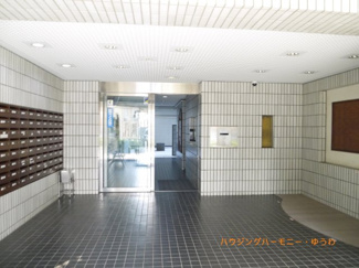 【エントランス】 | 広々としたエントランス内部。