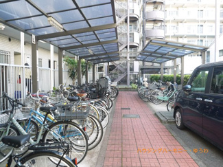 【その他共用部分】 | 敷地内に、便利な屋根付き駐輪場があります。