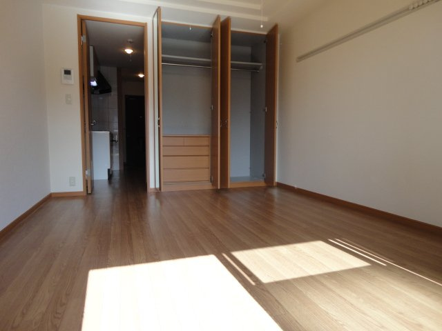 ピア三田の収納|洋室(収納家具付き)