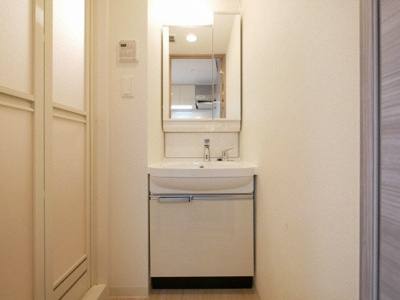 【独立洗面台】 | プレサンスOSAKA DOMECITY クロスティ | 朝の支度にも助かる、独立の洗髪洗面化粧台