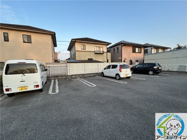 レフィナード余部の駐車場