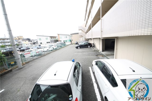 サンロイヤル神戸西の駐車場