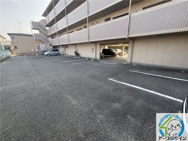 サンロイヤル神戸西の駐車場