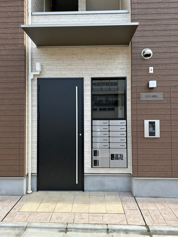 LEPUS御厨Aのエントランス